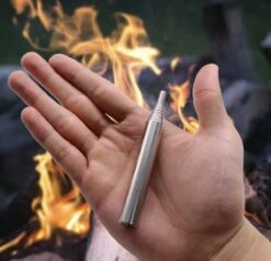 Merkloos Blaaspijp - Blaas Pijp - Pocket Balg - RVS - Waterdicht - Blazen - Stralen - BBQ - Kampvuur - Blow - Brand - Buis - Outdoor - Overleven - Gereedschap - Camping - Apparatuur - Survival Kit - Zilverkleur