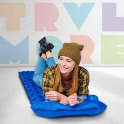 TRVLMORE Slaapmat - Zelfopblazend - 1 Persoons - Ingebouwde Pomp En Kussen - Blauw 14 TRVLMORE Slaapmat - Zelfopblazend - 1 Persoons - Ingebouwde Pomp En Kussen - Blauw -Bol 1200x1200 1364