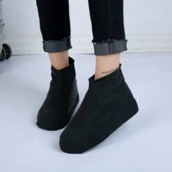 Siliconen Unisex Waterdichte Overschoenen Zwart Maat L 39-44 - Herbruikbaar – Anti Slip Regen Overschoen - Schoenhoesjes - Waterdichte Schoenbeschermers - Regenhoes – Schoenovertrek - Regenlaarzen 23 Siliconen Unisex Waterdichte Overschoenen Zwart Maat L 39-44 - Herbruikbaar – Anti Slip Regen Overschoen - Schoenhoesjes - Waterdichte Schoenbeschermers - Regenhoes – Schoenovertrek - Regenlaarzen -Bol 1200x1200 1875