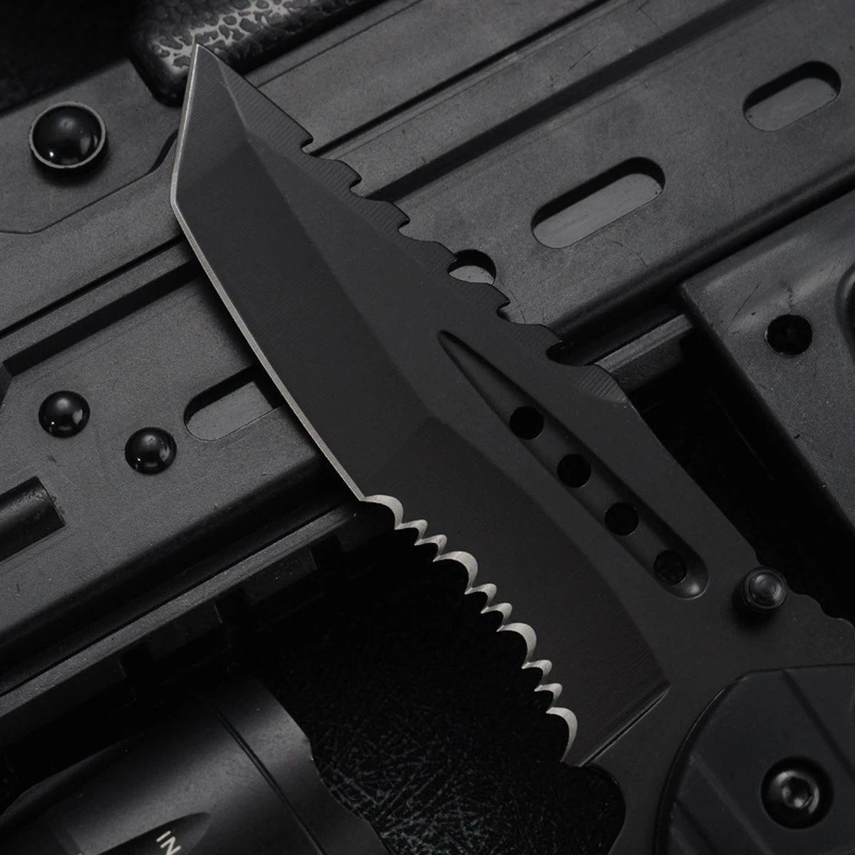Sefaras Survival Zakmes J01 - Mes Met Tanden Aan 2 Kanten - 3cr13/Aluminum - Inklapbaar - Broekclip - Voor Kamperen - RVS - Zwart 5 Sefaras Survival Zakmes J01 - Mes Met Tanden Aan 2 Kanten - 3cr13/Aluminum - Inklapbaar - Broekclip - Voor Kamperen - RVS - Zwart - Afbeelding 3