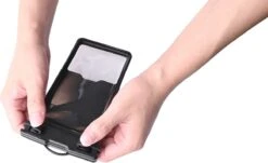 Waterdichte Telefoonhoesje Met Koord - IPX8 Tot 30 Meter Waterproof - Universeel Voor O.a IPhone 12, 13 Pro Max, Samsung S22 Ultra, Samsung S21, A52, A53, A51, OnePlus 9 -Bol 1200x732