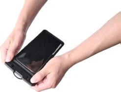 Waterdichte Telefoonhoesje Met Koord - IPX8 Tot 30 Meter Waterproof - Universeel Voor O.a IPhone 12, 13 Pro Max, Samsung S22 Ultra, Samsung S21, A52, A53, A51, OnePlus 9 -Bol 1200x912