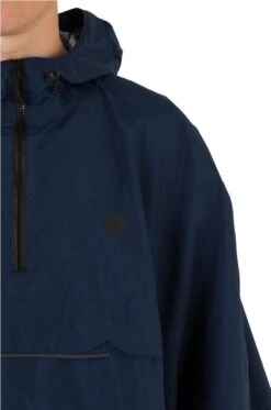 AGU Grant Regenponcho Essential Unisex - Navy Blauw - One Size - Dames & Heren - Waterdicht & Ademend 19 AGU Grant Regenponcho Essential Unisex - Navy Blauw - One Size - Dames & Heren - Waterdicht & Ademend -Bol 795x1200 13